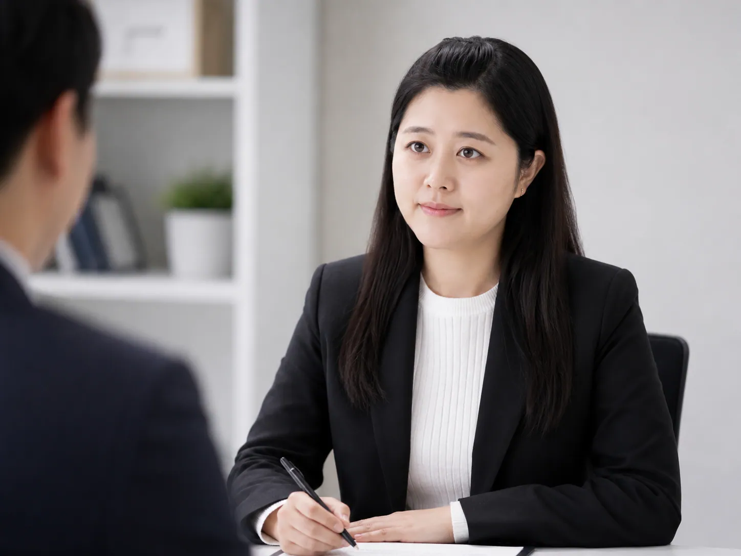 상담 자리에서 고객의 해외 인증 상황을 확인하는 모습