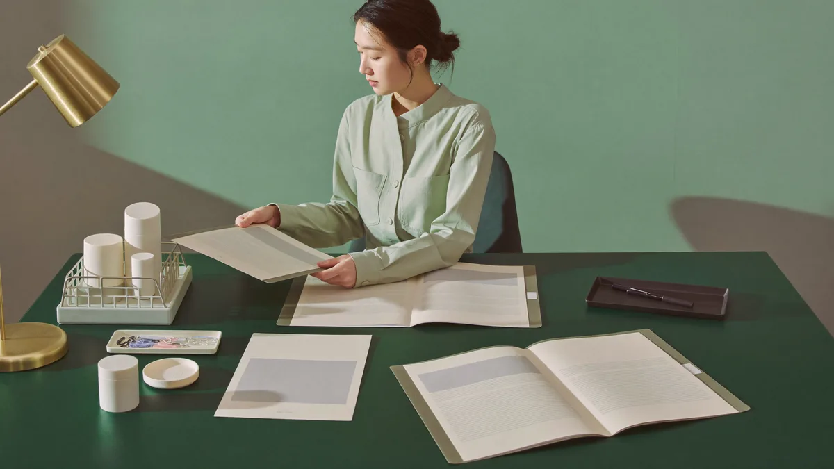 수출바우처로 미국 화장품 등록 비용 줄이는 방법을 설명하는 대표 이미지 (책상 전경 스타일)